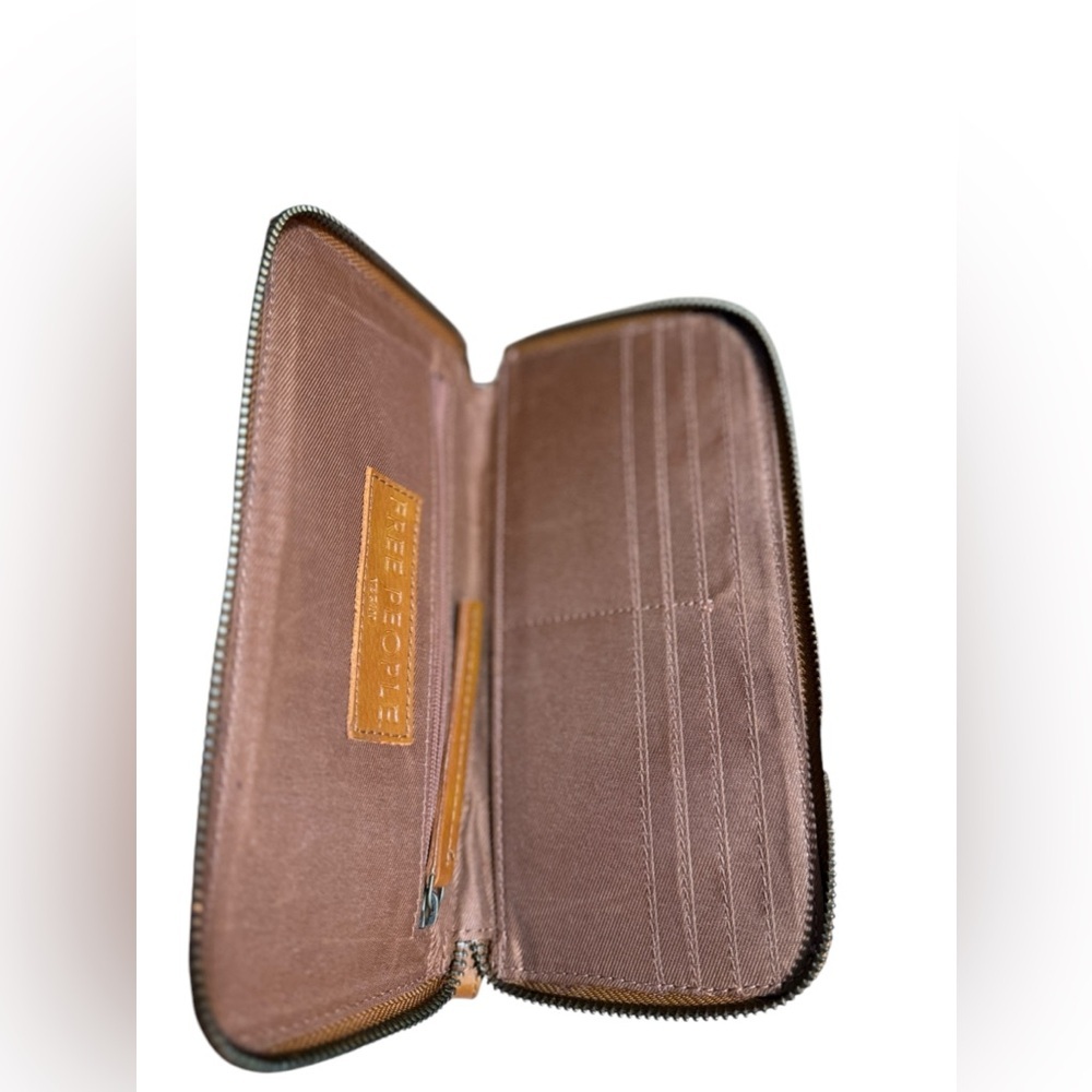 Free People Brown Leather Wristlet Wallet
Preowned excellent condition no Flaws - Picture 8 of 10